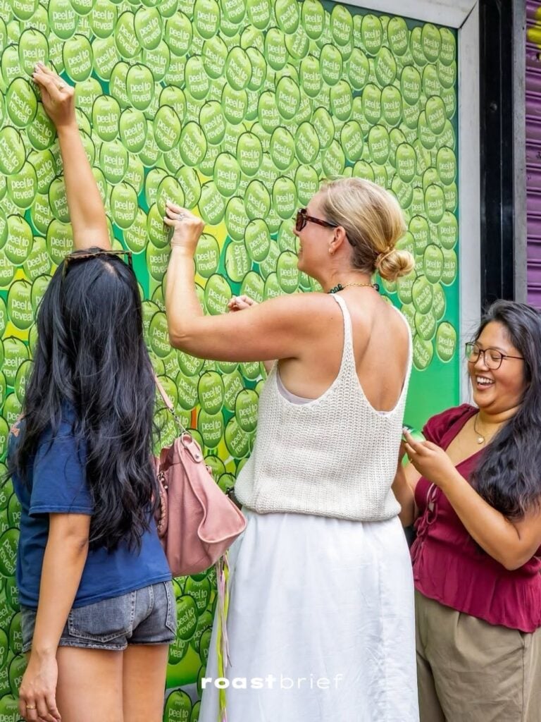 Poppi promociona su nuevo sabor Sour Apple con un panel publicitario lleno de stickers 2 770276576 18575739913069798 2966962003696294403 n 1