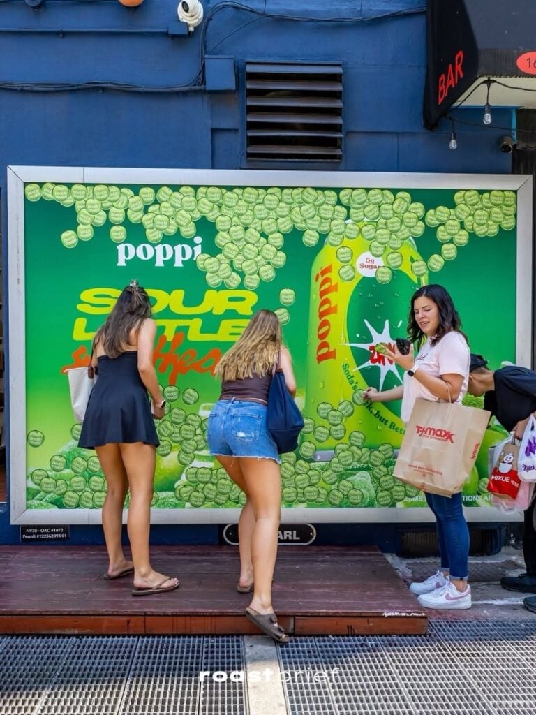 Poppi promociona su nuevo sabor Sour Apple con un panel publicitario lleno de stickers 3 775243823 18575739931069798 7588680567430944432 n 1