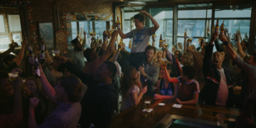 AB InBev recuerda con "cheers" las innumerables ocasiones en las que una cerveza acompaña a las personas 4 AB InBev