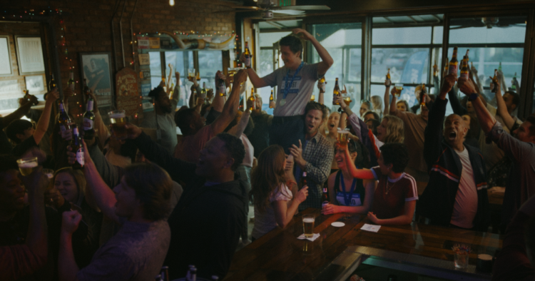 AB InBev recuerda con "cheers" las innumerables ocasiones en las que una cerveza acompaña a las personas 1 AB InBev