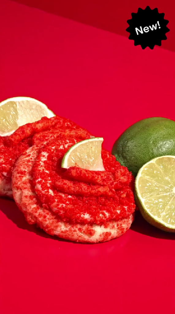 Crumbl convierte el sabor Flamin' Hot en una galleta 2 Crumbl convierte el sabor Flamin’ Hot en una galleta.