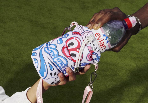 Evian celebra 200 años con botellas de Jeff Koons y ediciones deportivas 5 Carlos Alcaraz y Frances Tiafoe protagonizan la edición del US Open de Evian