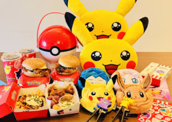 KFC lanza una colección de Pokémon con una chaqueta de Charizard y productos exclusivos. Foto: CNA/Lindsay Jialin