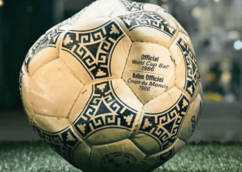 Subastan el balón de la "Mano de Dios" de Maradona por US$3,35 millones