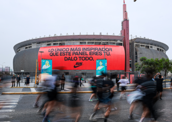 Nike interviene el Estadio Nacional con una gigantesca banderola para la Media Maratón de Lima