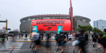 Nike interviene el Estadio Nacional con una gigantesca banderola para la Media Maratón de Lima 2 Nike interviene el Estadio Nacional con una gigantesca banderola para la Media Maratón de Lima