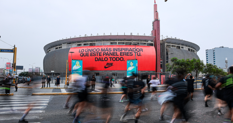 Nike interviene el Estadio Nacional con una gigantesca banderola para la Media Maratón de Lima 1 Nike interviene el Estadio Nacional con una gigantesca banderola para la Media Maratón de Lima