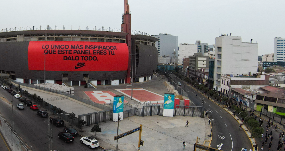Nike interviene el Estadio Nacional con una gigantesca banderola para la Media Maratón de Lima 2 Diseno 25 1