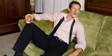 Callum Turner se convierte en el nuevo rostro global de Johnnie Walker Blue Label 5 Callum Turner se convierte en el nuevo rostro global de Johnnie Walker Blue Label