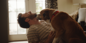 Chris Evans protagoniza nueva campaña de Jinx junto a su perro Dodger 2 Chris Evans protagoniza nueva campaña de Jinx junto a su perro Dodger