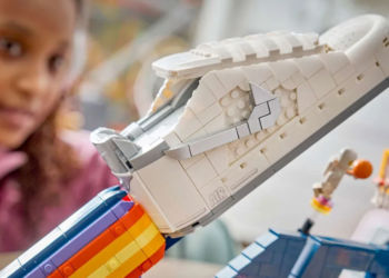 LEGO x Nike presenta las Air Force 1: una zapatilla de 1.093 piezas con temática espacial
