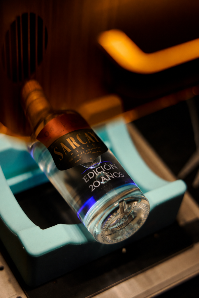 Sarcay celebra 20 años con una edición de colección inspirada en el “diamante líquido” 8 ENGRAVING