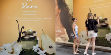 Rare Beauty instala un cartel con aplicador para que el público conozca el aroma de su nueva fragancia 2 Nota 30 2