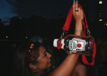 Heinz reinventa su icónico envase como un bolso para el Lollapalooza