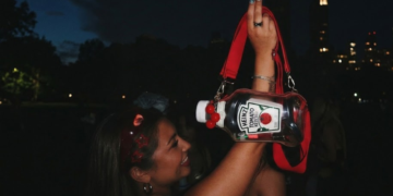 Heinz reinventa su icónico envase como un bolso para Lollapalooza 4 Heinz reinventa su icónico envase como un bolso para el Lollapalooza
