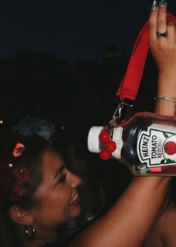 Heinz reinventa su icónico envase como un bolso para el Lollapalooza