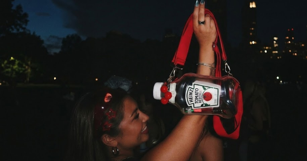 Heinz reinventa su icónico envase como un bolso para el Lollapalooza