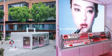 Esta es la nueva pop-up store de MAC con aspecto de organizador de cosméticos en Wuhan 2 MAC