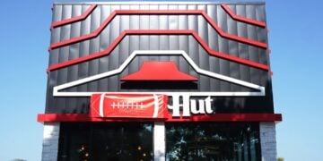 Pizza Hut interviene su logo con un balón para celebrar la temporada de fútbol americano 1 Pizza Hut