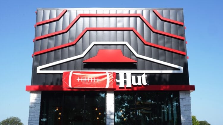 Pizza Hut interviene su logo con un balón para celebrar la temporada de fútbol americano 1 Pizza Hut