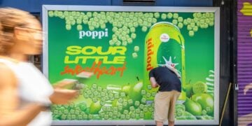 Poppi promociona su nuevo sabor Sour Apple con un panel publicitario lleno de stickers 2 Poppi