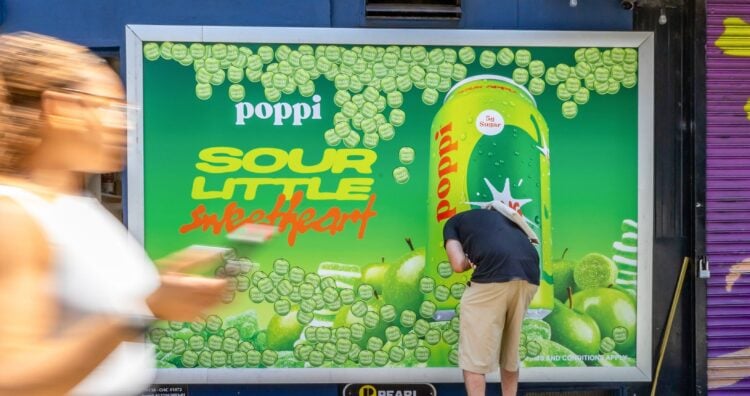 Poppi promociona su nuevo sabor Sour Apple con un panel publicitario lleno de stickers 1 Poppi