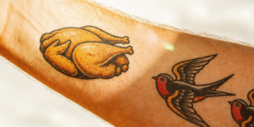 SOLCA convierte tatuajes en una metáfora del daño que causa el sol 6 Portada 1 2