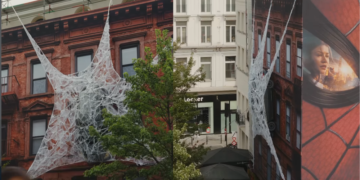 Spider-Man atrapa un auto gigante en Bruselas para promocionar "Brand New Day" 2 Spider-Man atrapa un auto gigante en Bruselas para promocionar "Brand New Day"