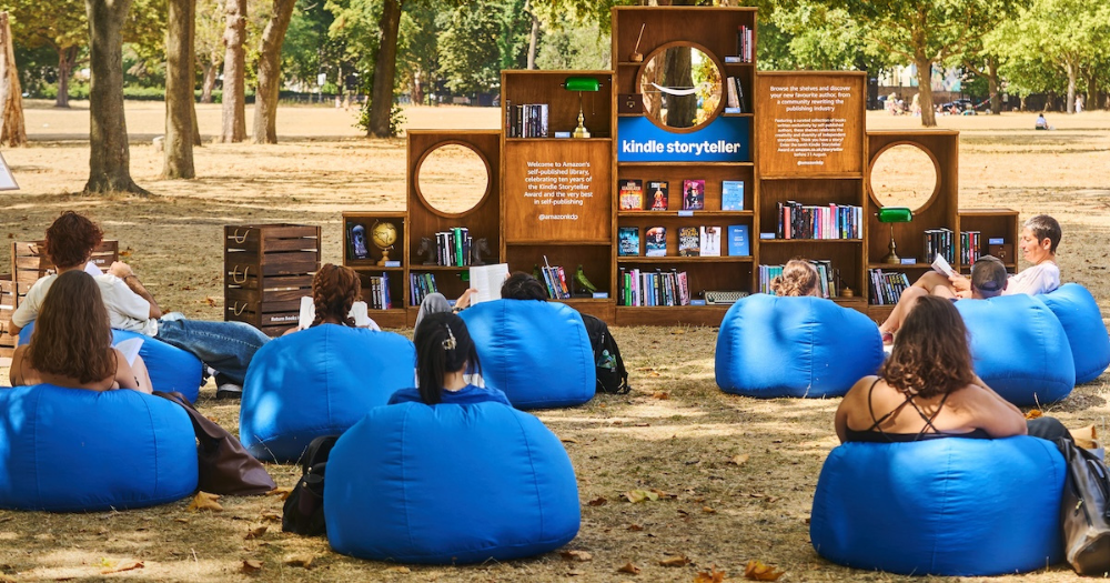 Amazon lleva a las calles una librería temporal dedicada exclusivamente a autores independientes 2 La activación lleva el modelo de autopublicación de Amazon al mundo físico