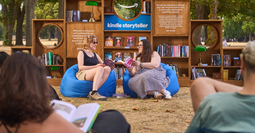 Amazon lleva a las calles una librería temporal dedicada exclusivamente a autores independientes 3 La biblioteca pop-up de Amazon posiciona a los autores independientes como protagonistas