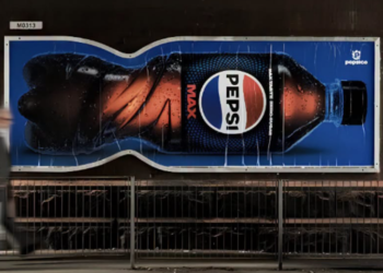 Pepsi transforma sus vallas publicitarias para imitar la forma de su nueva botella