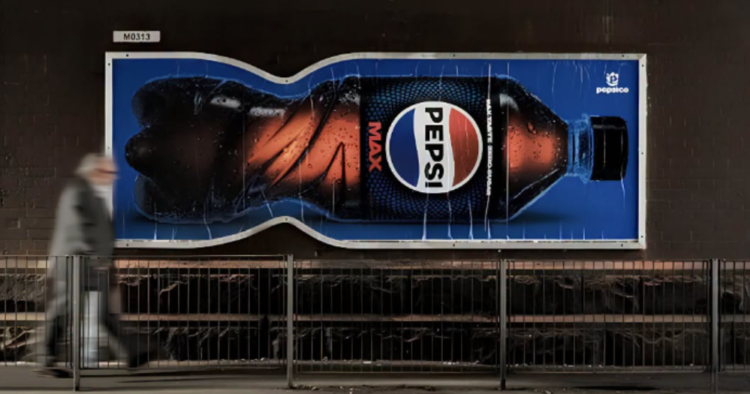 Pepsi transforma sus vallas publicitarias para imitar la forma de su nueva botella 1 Pepsi transforma sus vallas publicitarias para imitar la forma de su nueva botella