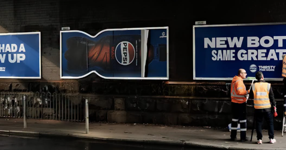 Pepsi transforma sus vallas publicitarias para imitar la forma de su nueva botella 2 La nueva botella de Pepsi también cambia la forma de la valla