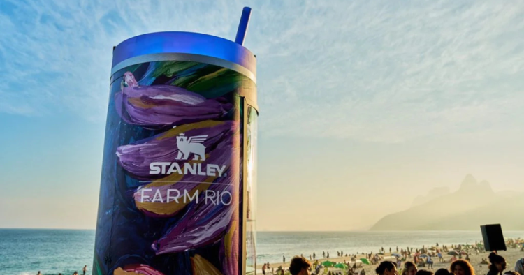 Stanley y FARM Rio llevan una máquina expendedora gigante a Río 1 Stanley y FARM Rio llevan una máquina expendedora gigante a Río