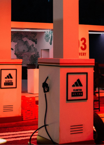 adidas crea una "gasolinera" para que corredores de la Maratón de México 2026 puedan recargar energía