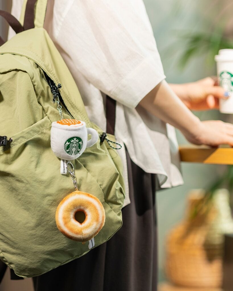 Starbucks convierte sus bebidas más populares en peluches sorpresa coleccionables 2 Starbucks convierte sus bebidas más populares en peluches sorpresa coleccionables