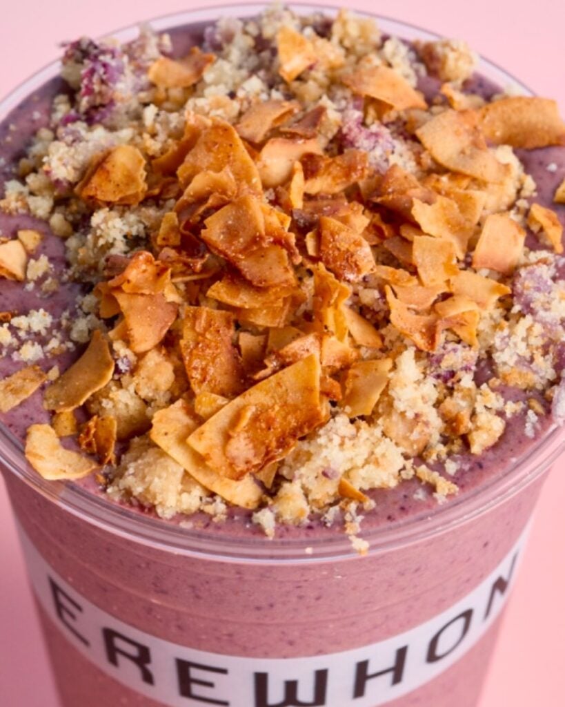 Sydney Sweeney y Erewhon lanzan un smoothie inspirado en su desayuno favorito con fines benéficos 2 SaveClip.App 769175726 18614069476041300 6193356927962340466 n