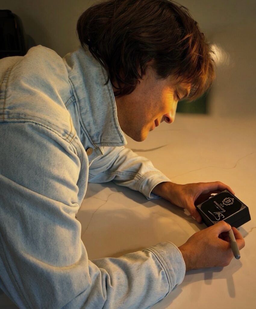 El anillo de Damon Salvatore vuelve: Ian Somerhalder lanza una edición para fans de The Vampire Diaries 3 SaveClip.App 780238939 18638766535027599 4882570624423659667 n