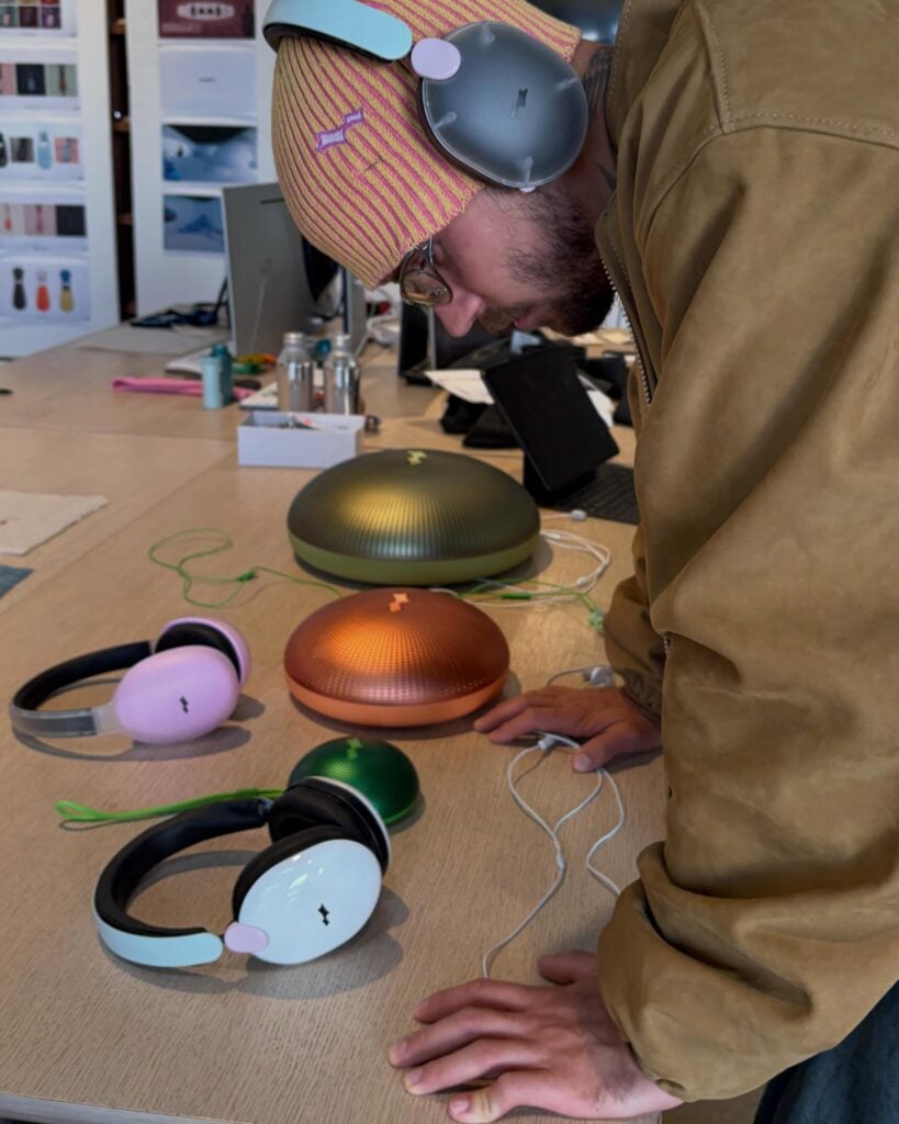 SKYLRK prepara un nuevo auricular con cable tras fotos de Hailey Bieber 2 SnapInsta.to 718697389 18915344773012190 8587746110771670466 n