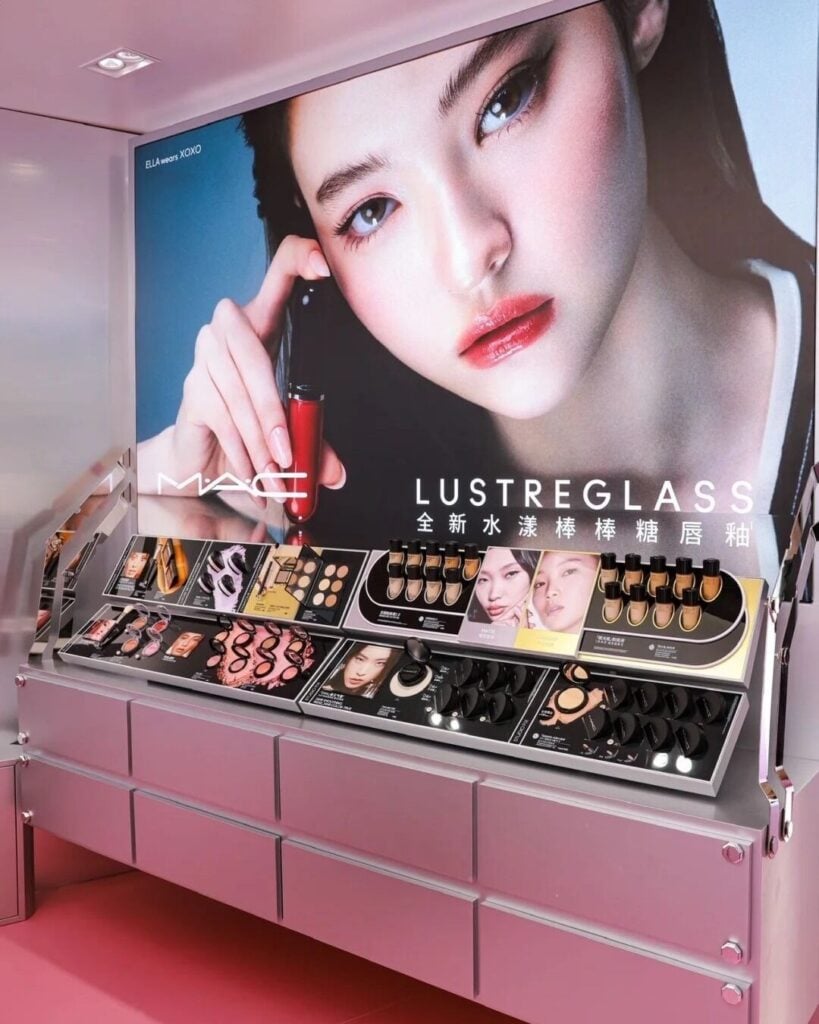Esta es la nueva pop-up store de MAC con aspecto de organizador de cosméticos en Wuhan 3 SnapInsta.to 759559579 18214359280351246 3242484705048912464 n
