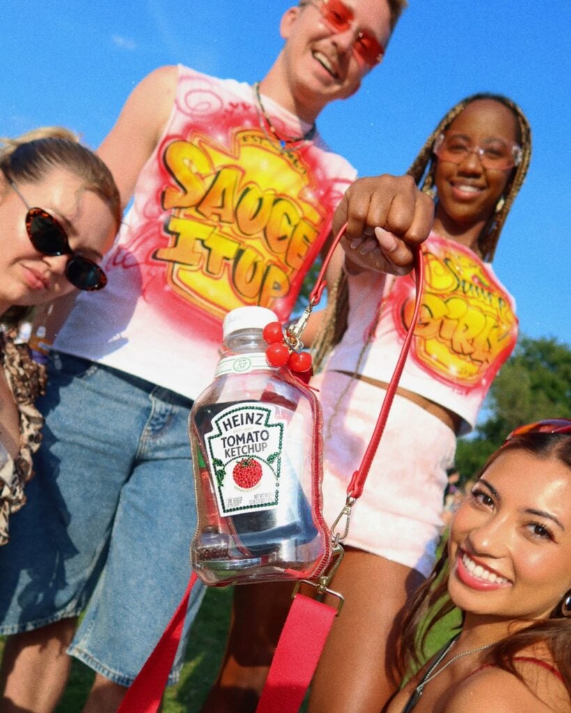Heinz reinventa su icónico envase como un bolso para Lollapalooza 3 SnapInsta.to 760522862 18615244903008833 1254616871888995777 n 2
