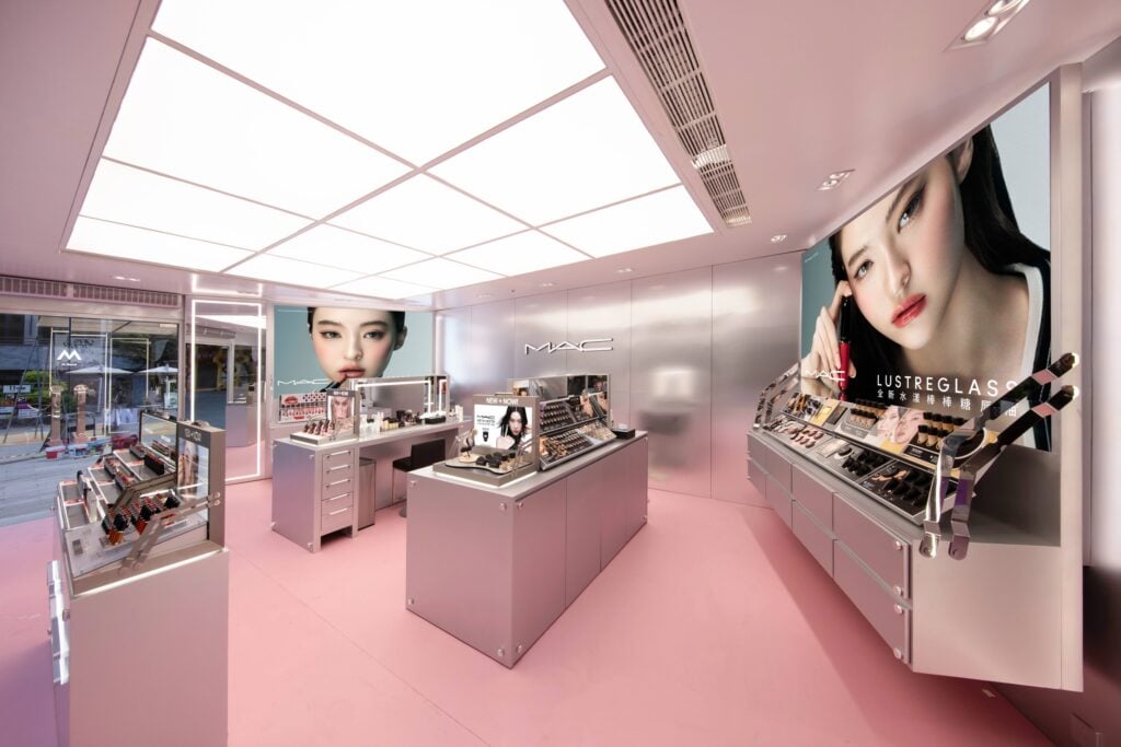 Esta es la nueva pop-up store de MAC con aspecto de organizador de cosméticos en Wuhan 2 SnapInsta.to 761084757 17931927975357013 5450912022389600690 n