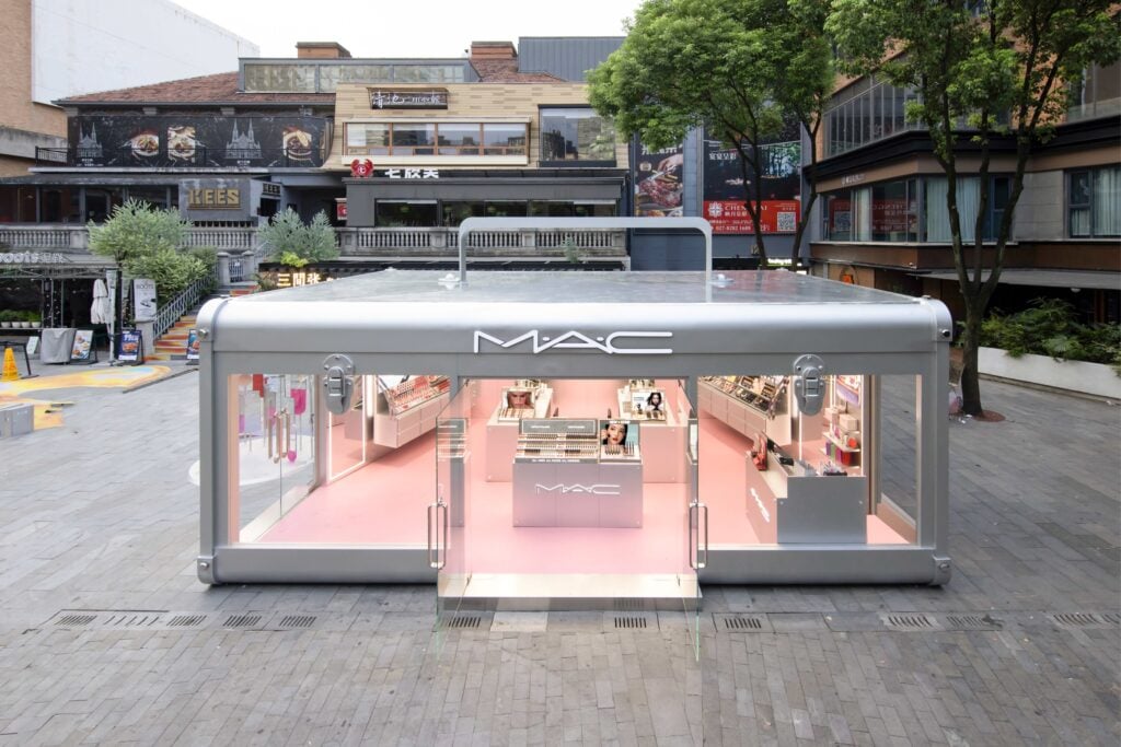 Esta es la nueva pop-up store de MAC con aspecto de organizador de cosméticos en Wuhan 6 SnapInsta.to 761291359 17931927936357013 6921786988183345591 n 1