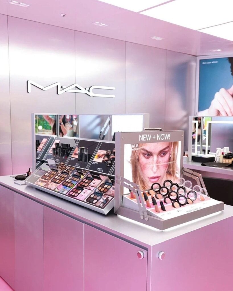 Esta es la nueva pop-up store de MAC con aspecto de organizador de cosméticos en Wuhan 5 SnapInsta.to 761365251 18214359262351246 2934569940774865584 n