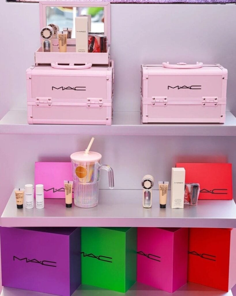 Esta es la nueva pop-up store de MAC con aspecto de organizador de cosméticos en Wuhan 4 SnapInsta.to 761615859 18214359292351246 8945146674430911599 n