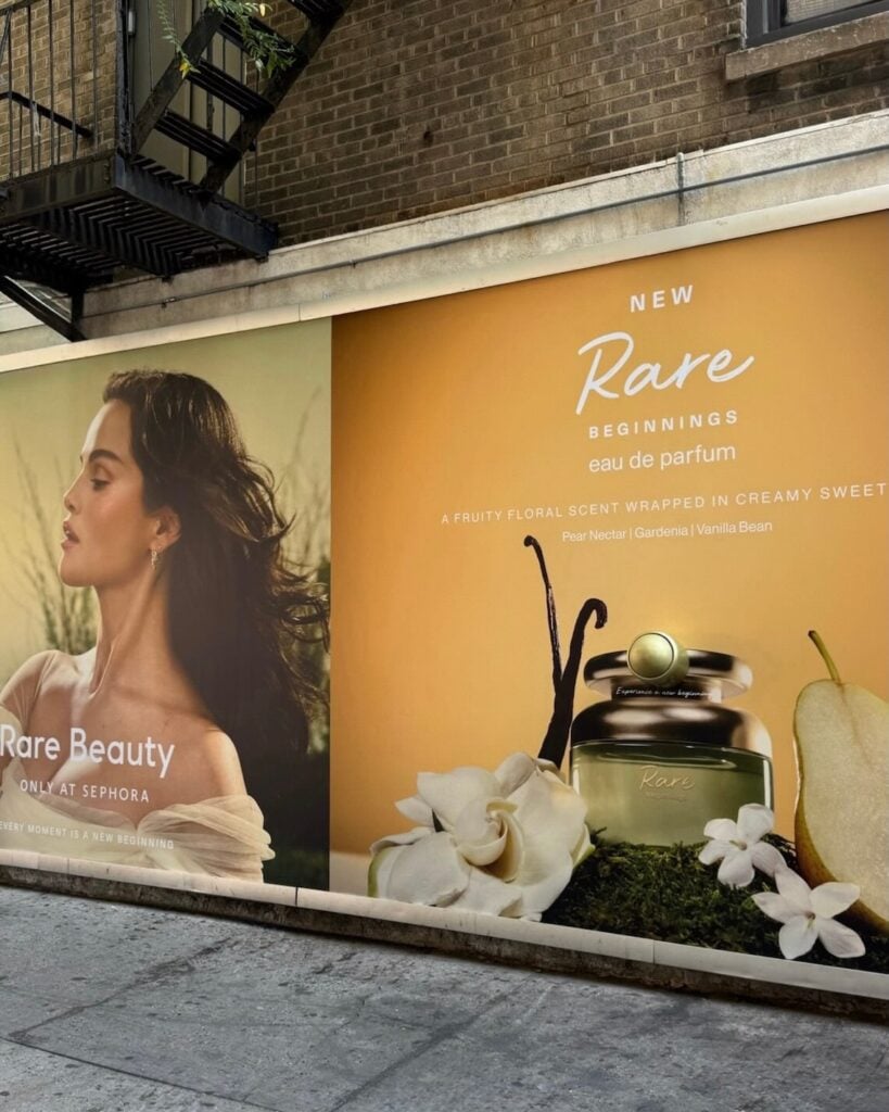 Rare Beauty instala un cartel con aplicador para que el público conozca el aroma de su nueva fragancia 3 SnapInsta.to 764524575 18492553435098631 8424808857015964688 n