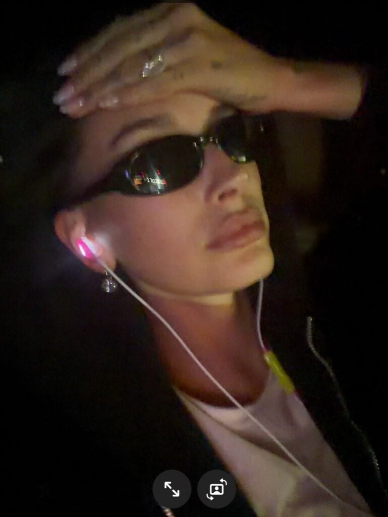 SKYLRK prepara un nuevo auricular con cable tras fotos de Hailey Bieber 4 SnapInsta.to 780949617 18646109977037292 8646629054785165090 n