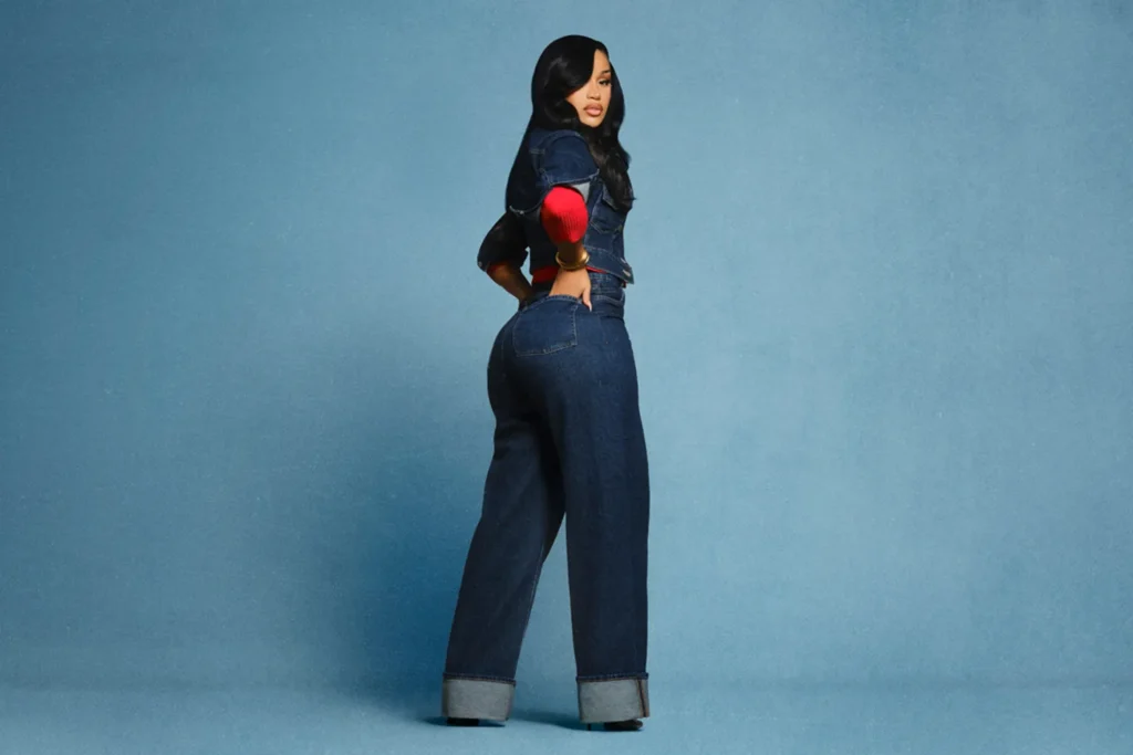 Cardi B protagoniza la nueva campaña de Old Navy inspirada en el Lejano Oeste 3 cardi b old navy 080426 5 d3e58028a2b04b84860aac13d2c7c25e