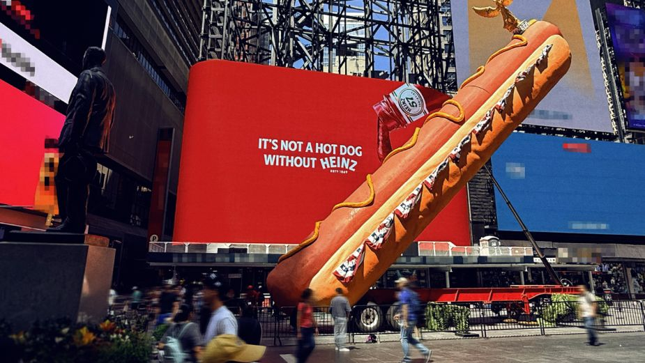 Heinz se apropia de un hot dog gigante en Times Square para destacar su ketchup 2 Heinz se apropia de un hot dog gigante en Times Square para destacar su ketchup.