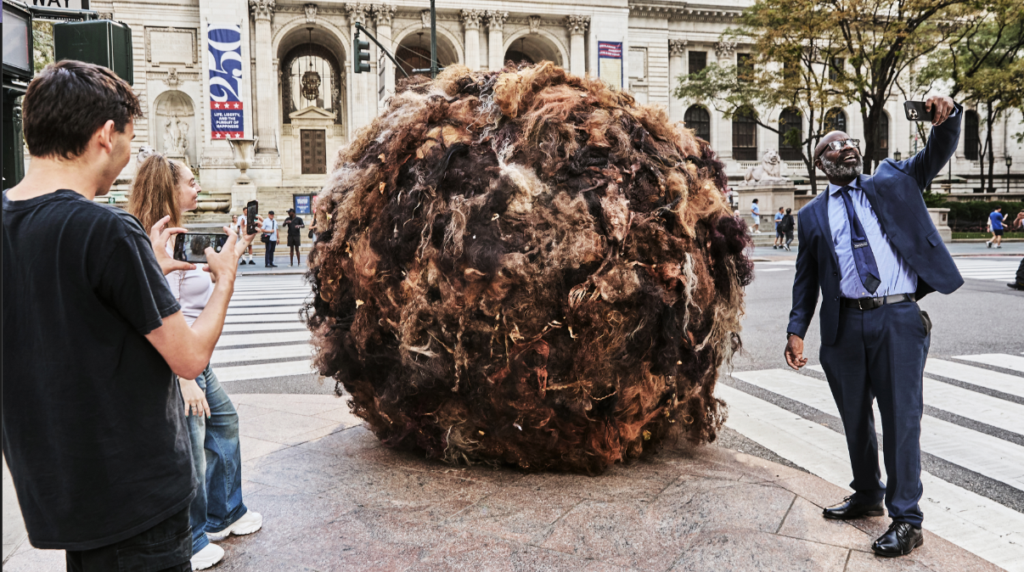 Bola de pelo gigante invade las calles de Nueva York para prevenir sobre la caída de cabello 2 Bola de pelo gigante invade las calles de Nueva York para prevenir sobre la caída de cabello.